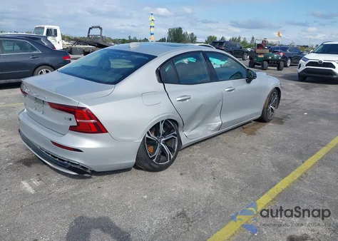 2024 Volvo S60 B5 Core Dark Theme z USA, uszkodzony, nr VIN 7JRL12TK7RG323146